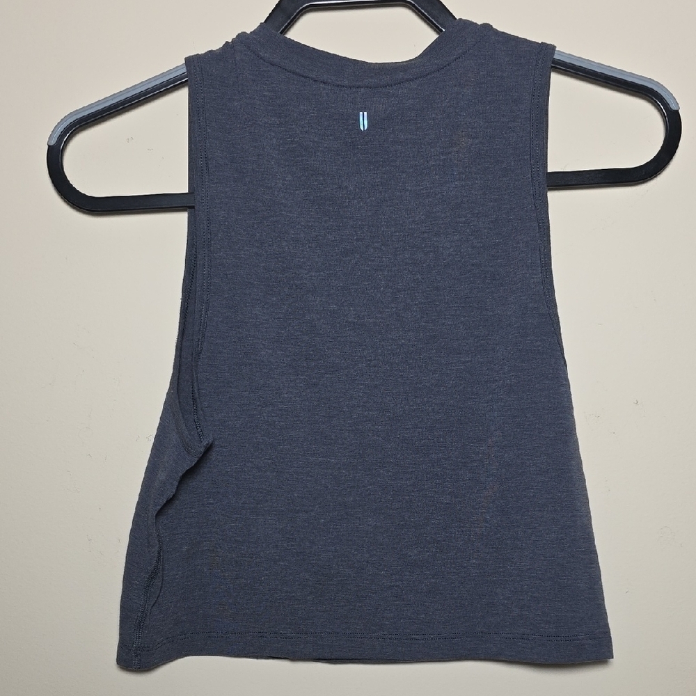 NOBULL Women's Charcoal Cropped Muscle Tee - Picture 3 of 4